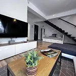Vila Luminoasa Cu Curte Privata